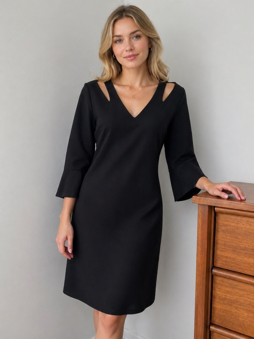 Renuar Black V-Neck Sleeveless Shift cocktail Dress